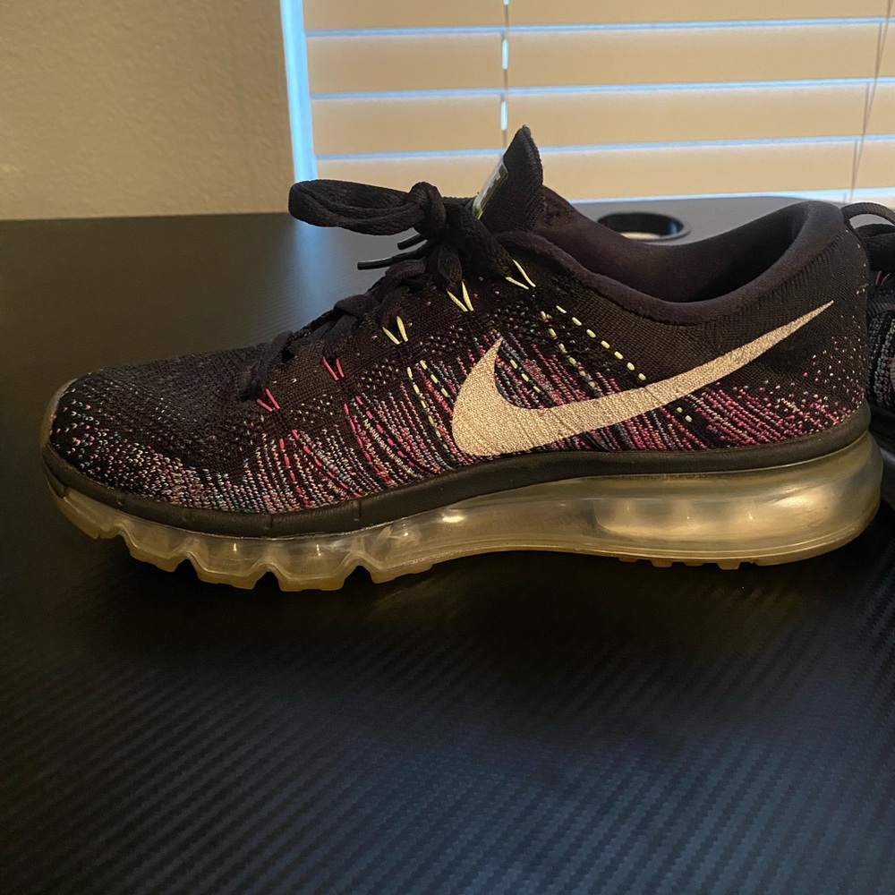 Nike Women's Black Flynit Max Running Shoes - Picture 3 of 8